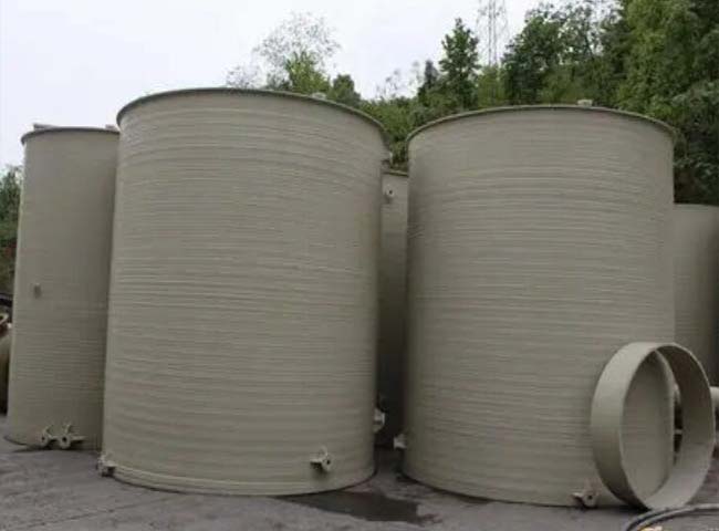 化工防腐儲(chǔ)罐在使用和維修時(shí)要注意的事項(xiàng)